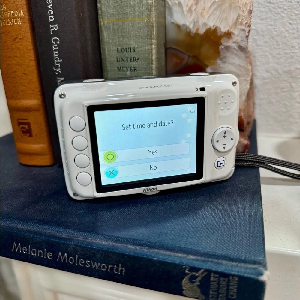 Nikon Coolpix S30 10.1 MP 3X‎ Waterproof Digital White Camera